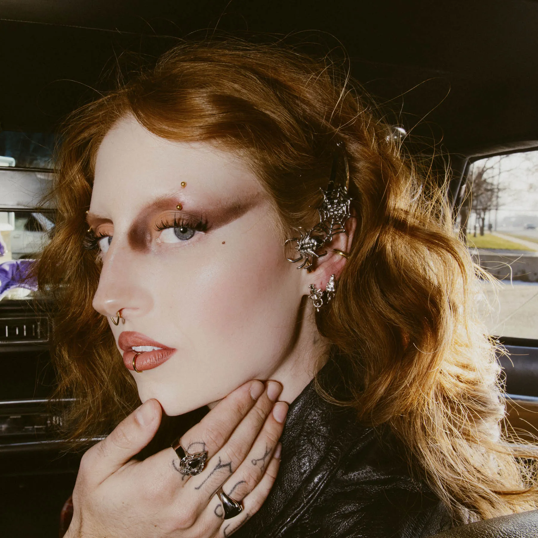 "NOSE" STUD EARRING - Image 4