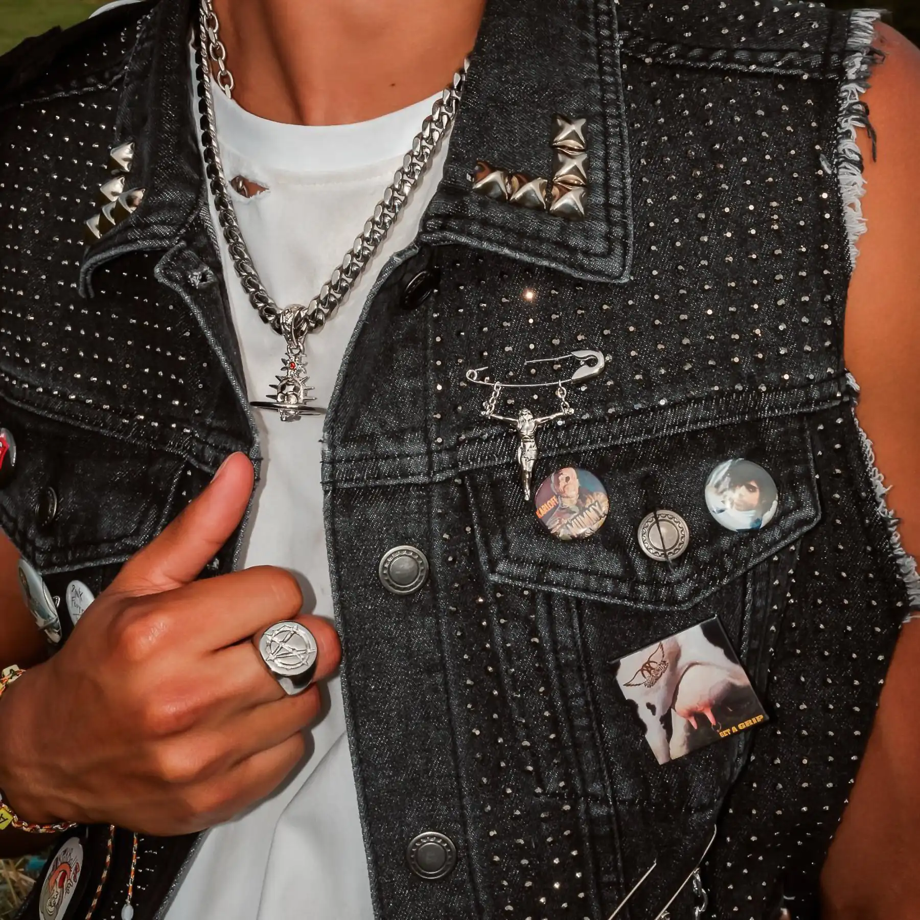 "JESUS BRINGS SAFETY" PIN - Image 3