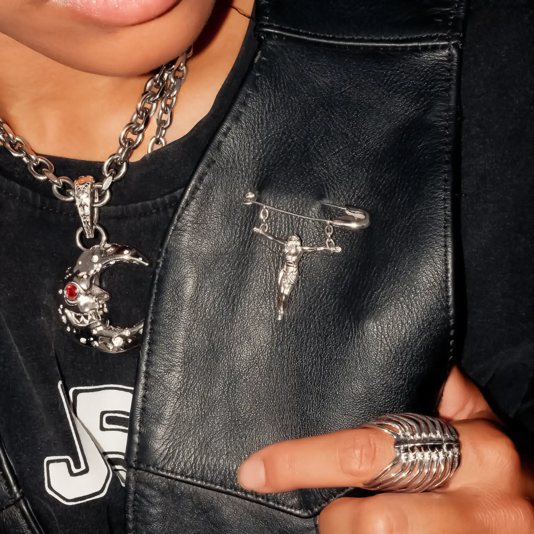 "JESUS BRINGS SAFETY" PIN - Image 5